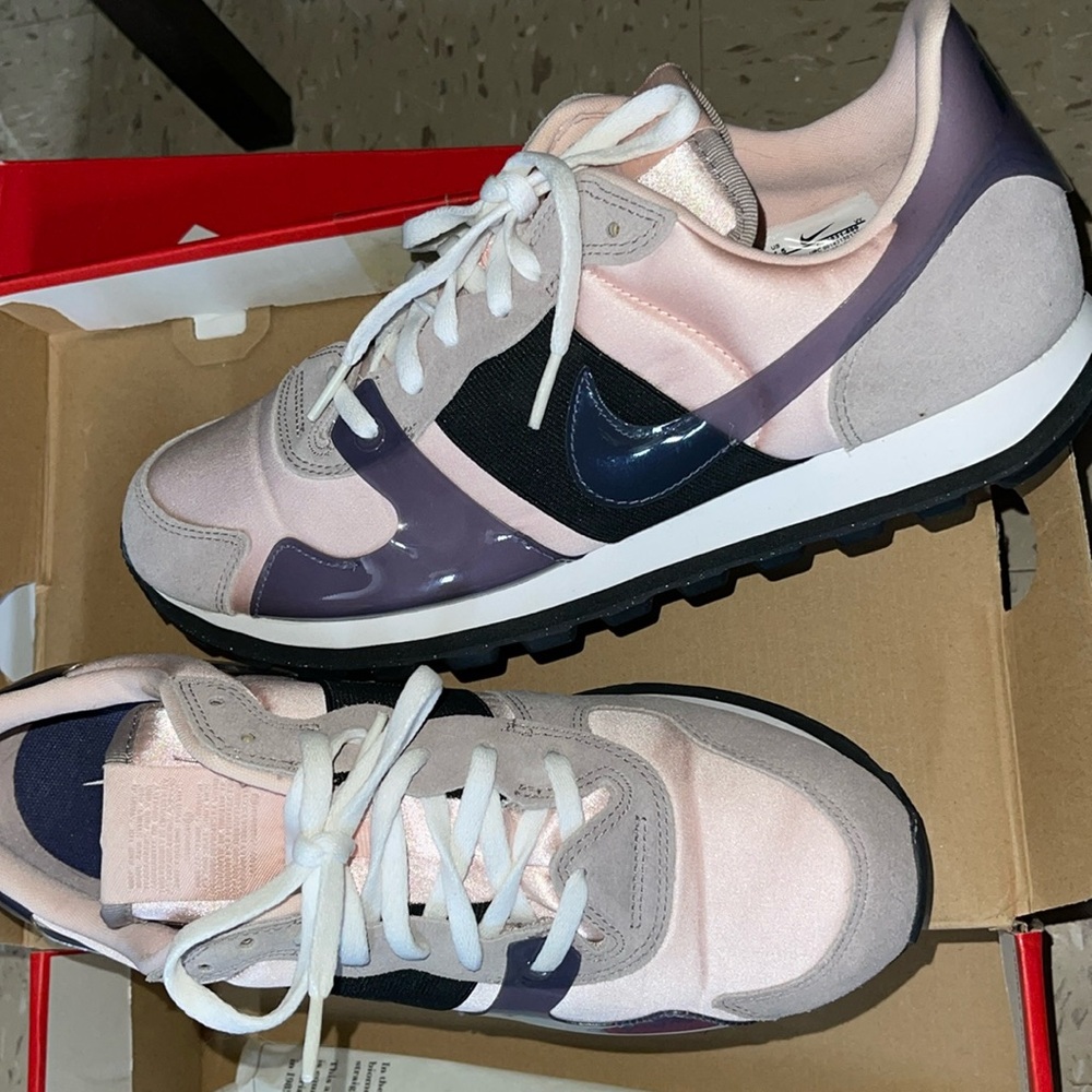 Nike V Love Ox Size 11.5 women’s, 10 men’s